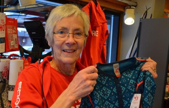 TIDLIG I GANG: Årets julegavehandel startet rekordtidlig. Aina Hynne i Kirkenær Sportsforretning håper mange bruker de lokale butikkene før jul, og dropper julegavehandel i områder med mye smitte.