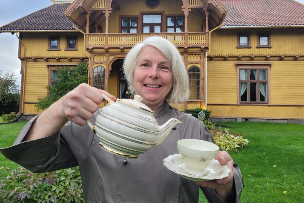 KLAR MED KANNA: Afternoon Tea er et nytt tilbud på Negarden 1897. Eva Molberg håper mange vil unne seg et lite mellommåltid mellom lunsj og middag på torsdager fremover.