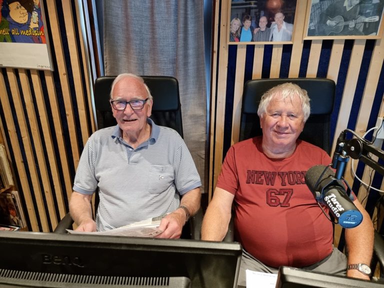 LESER INN: Torgeir Skjæret (til venstre) og Gjermund Almaas er to av innleserne til lydavisa i Åsnes. Den kommer ut hver 14. dag. Foto: Tore Rønningen.