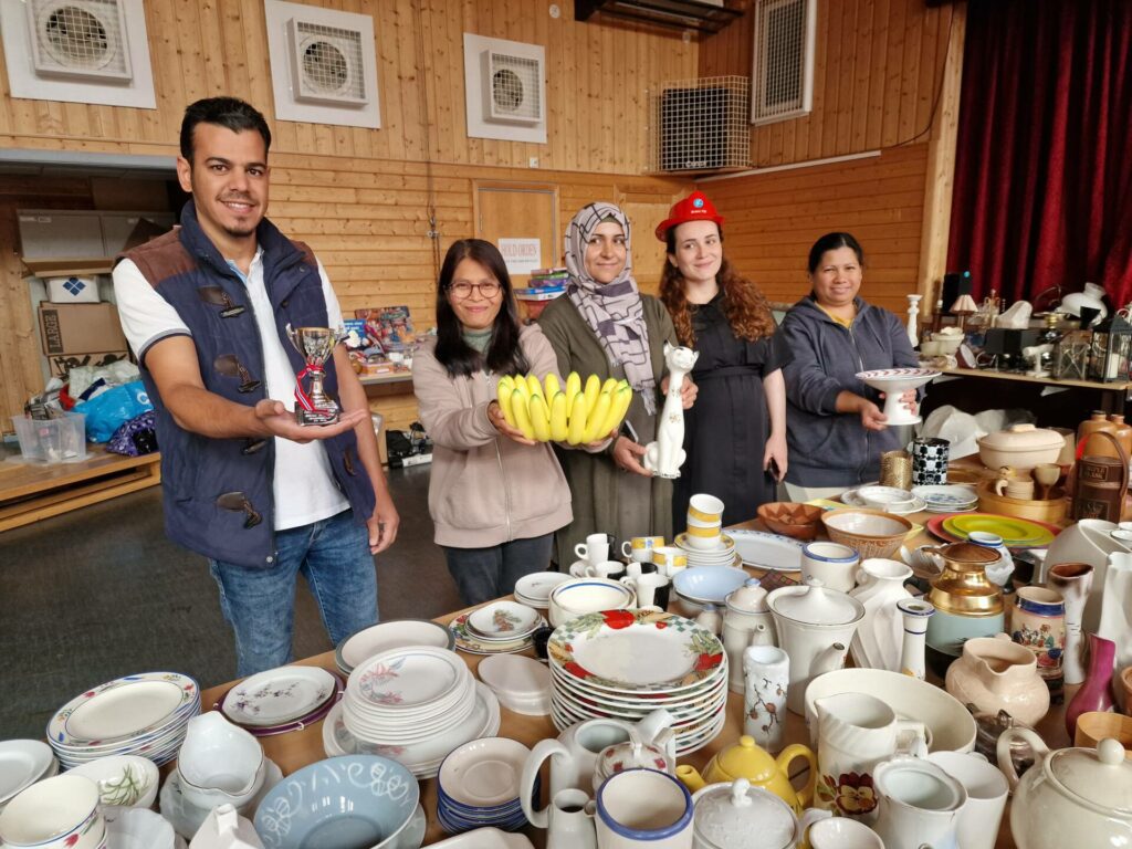 SELGER LOPPER: Lørdag er det igjen loppemarked på Åsnes Opplæringssenter, og overskuddet går til kreftsaken. Nawaf Hussain Altomeh (fra venstre) Thongpoon Puangprakhon, Badria Nouri Sheko, Khadeja Ibrahim og April Remedio Camus håper mange kommer for å handle.