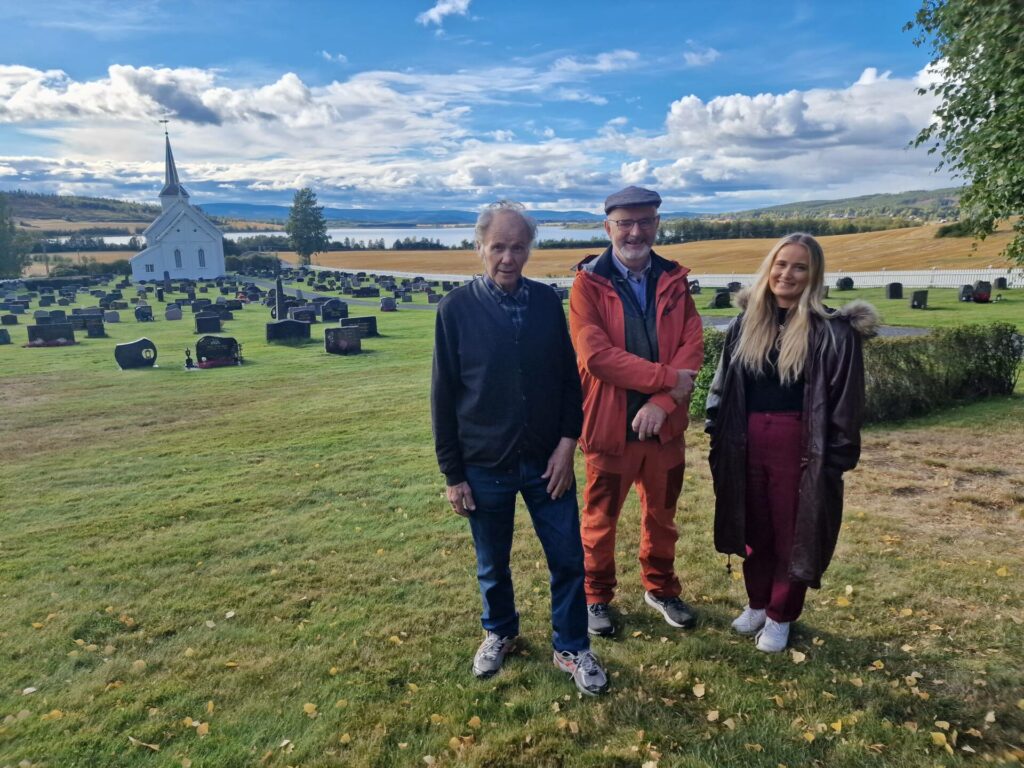 FIN BELIGGENHET: Her skal minnesteinen etter Taterkongen Stor-Johan og kona Lena Ulrikke reises. Karl Wilhelmsen (til venstre), kirkeverge Tord Langmoen og Sara Wilhelmsen er glad for at det historiske monumentet snart er på plass. Frank Wilhelmsen er også med i arbeidsgruppa.