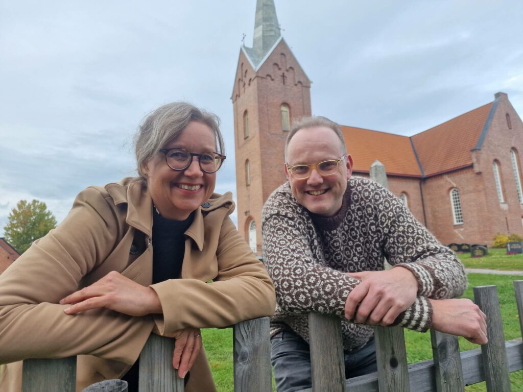 NYTT SAMARBEID: Edvard Hoem blir å høre to dager på rad i Solør. Det takket være et samarbeid mellom Litteraturfestivalen i Grue og Hof Kulturkirke. Her ved Helén Evenstad Skulstadberg og Ole Karsten Sundlisæter.