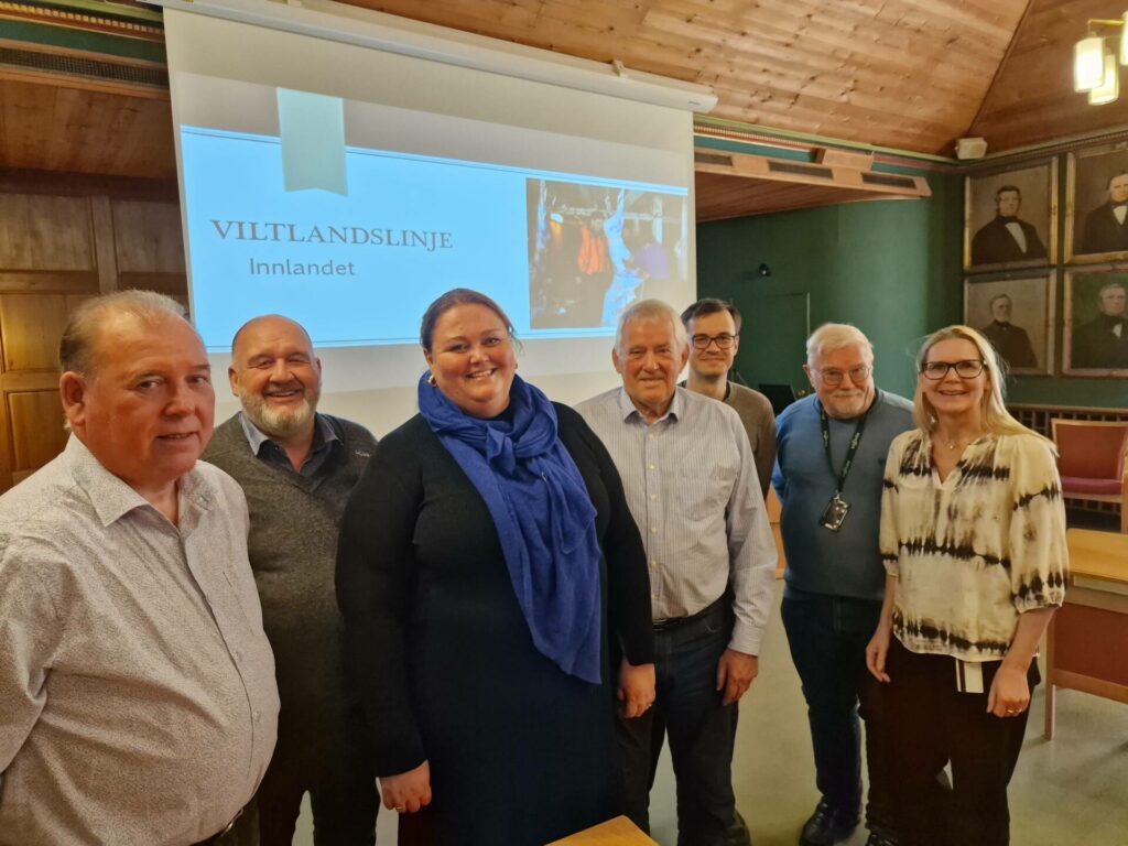 HAR TRUA NÅ: Per Erik Engen (fra venstre), Rune Grenberg, Kari Heggelund, Ivar Arnesen, Simon Andersson Støa, Rune Sørlie og Anette Strand Sletmoen fra arbeidsgruppa trur en viltlandslinje nå er i sikte for Solør videregående skole.