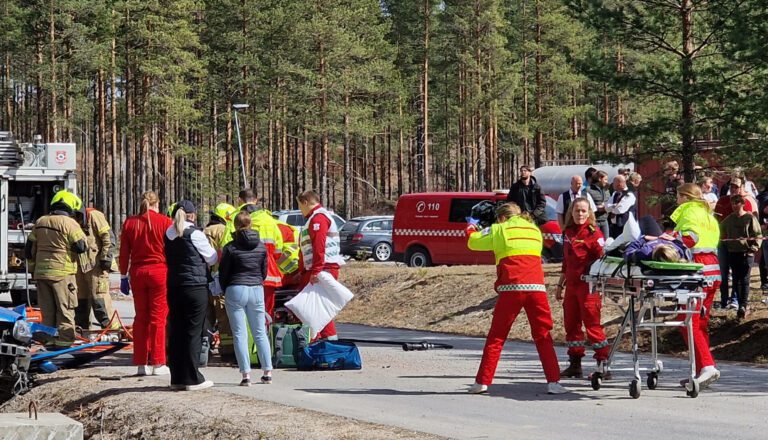 SKAL ØVE SAMMEN: Nødetatene skal samarbeide om en katastrofeøvelse i Våler onsdag 26. oktober. Her fra en annen samarbeidsøvelse ved Solør videregående skole i vår.