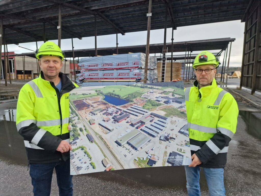 TRENGER NY VEG: I dag må alle lastebilene gjennom Kirkenær sentrum for å komme til industriområdet. Det håper Arne Inngard Melby (til venstre) og Lars Ingar Lillemo ved Bergene Holm at det er mulig å få gjort noe med.