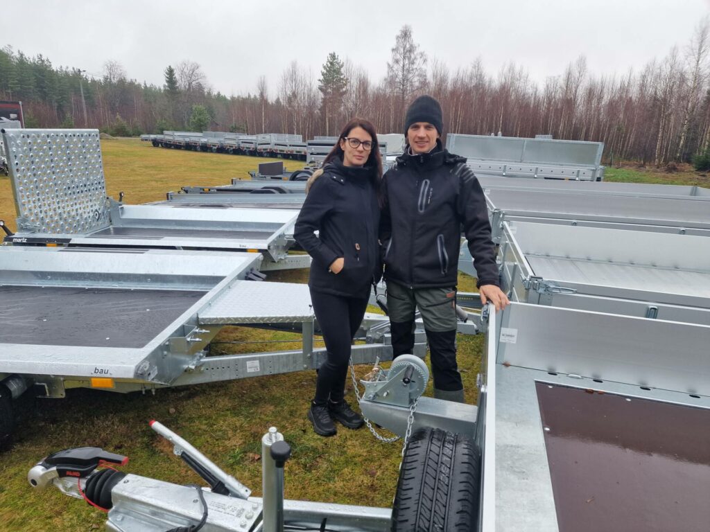 STORT LAGER: Viktrail satser på kort leveringstid, og dermed må de ha et stort varelager med hengere. Magda og Paul Beck driver firmaet sammen på Grinder.