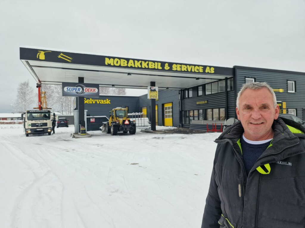 REISER SEG: Mobakk Bil og Service åpner dørene igjen på nyåret. Innehaver, Arne Roger Mobakk, er fornøyd med hvordan bygget blir, selv om han har tapt store penger på brannen.