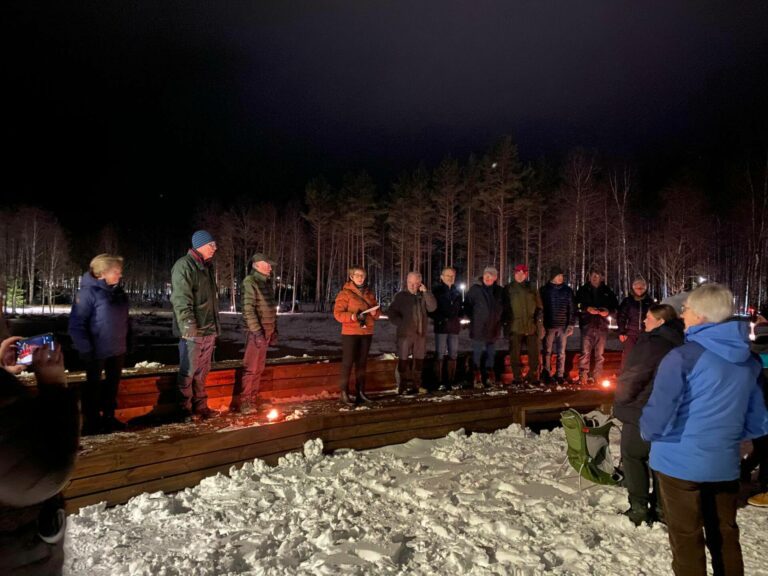 STOR INNSATS: Mange har stått på med dugnadstimer for å realisere prosjektet. De fikk takk av blant annet ordfører Rune Grenberg. Foto: Katrine Mork Haugen.