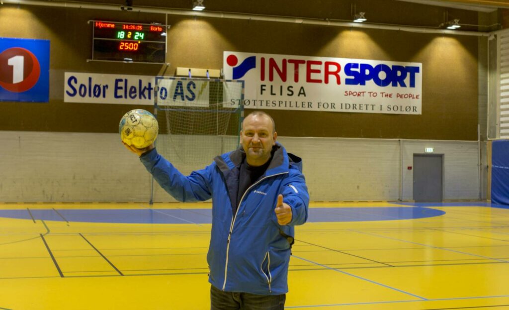 KLAR IGJEN: Etter to års pause er Erik Holtet i Flisa Fotball klar for fotballturnering i Åsneshallen igjen 2. juledag. Nå håper han publikum kommer også. Arkivfoto: Ingrid Vatnar Eikje.