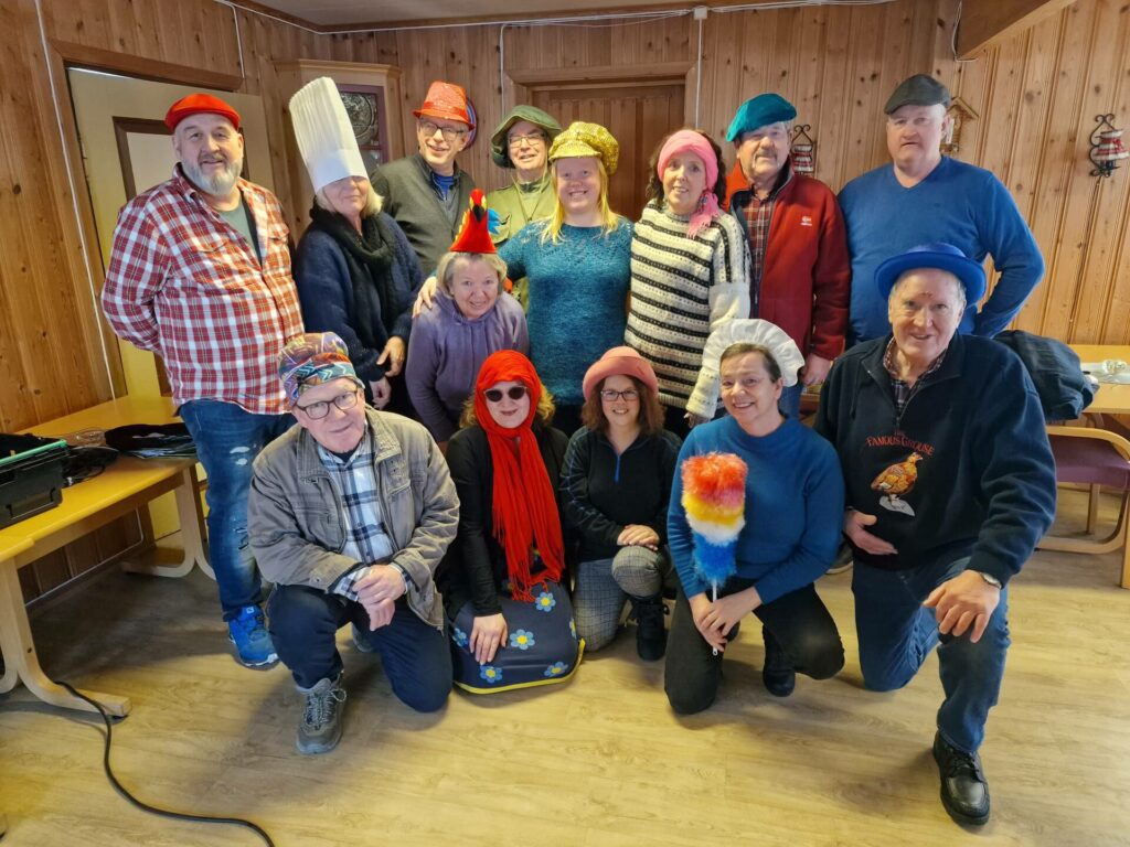 LAGER SKØY: «Skøyere på skogen» har premiere på Vermundsjøen samfunnshus onsdag 22. mars. Foran fra venstre Nils Oscar Ottesen, Eva Vermundsberget, Jeanette Opheim Pettersen, Mette Skogbakken og Harald Fallås. Bak fra venstre Rune Grenberg, Åse Lukerstuen, Øivind Roos, Solveig Granheim, Trond Engh, Kari Anita Bertelsen, Rita Beate Sandbæk, Finn Erik Vermundsberget og Pål Eriksmoen.