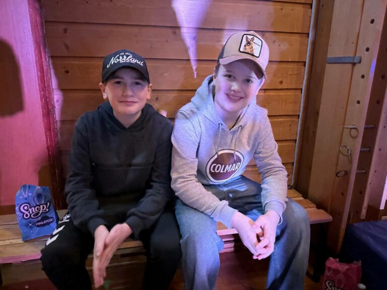GØY PÅ DISCO: Leon Hoffman (11) og Lucas Flaen (11) var to av mange som koste seg på disco. De forteller at de synes det er veldig gøy. Foto: Adele Dragsnes