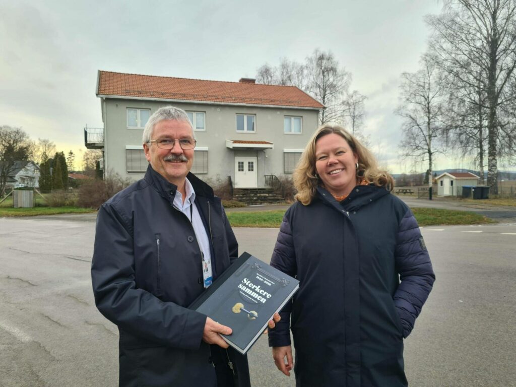 FORNØYD MED ÅRET: Konsernsjef i SpareBank 1 Østlandet, Richard Heiberg, er fornøyd med 2022 tross alt. Her sammen med banksjef Solør Annica Sørlundsengen. Arkivfoto: Bjørn-Martin Brandett.