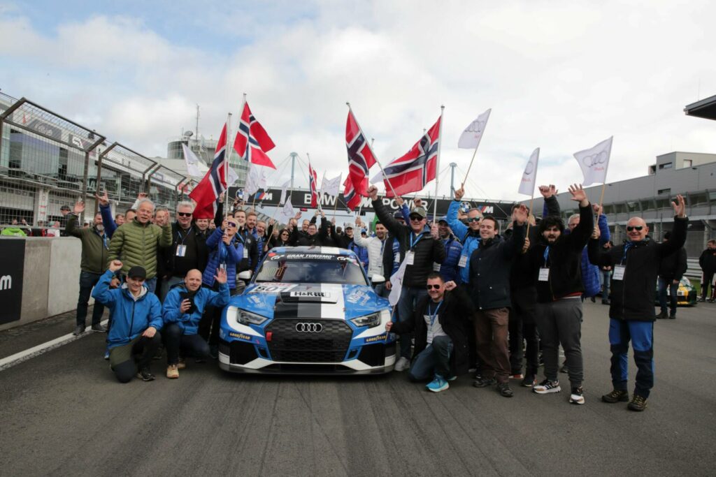 SATSER VIDERE: Møller Bil Motorsport fortsetter kjøringen på den legendariske racerbanen Nürburgring Nordschleife. Med er blant annet solungene Håkon Schjærin og Anders Lindstad. Pressebilde.