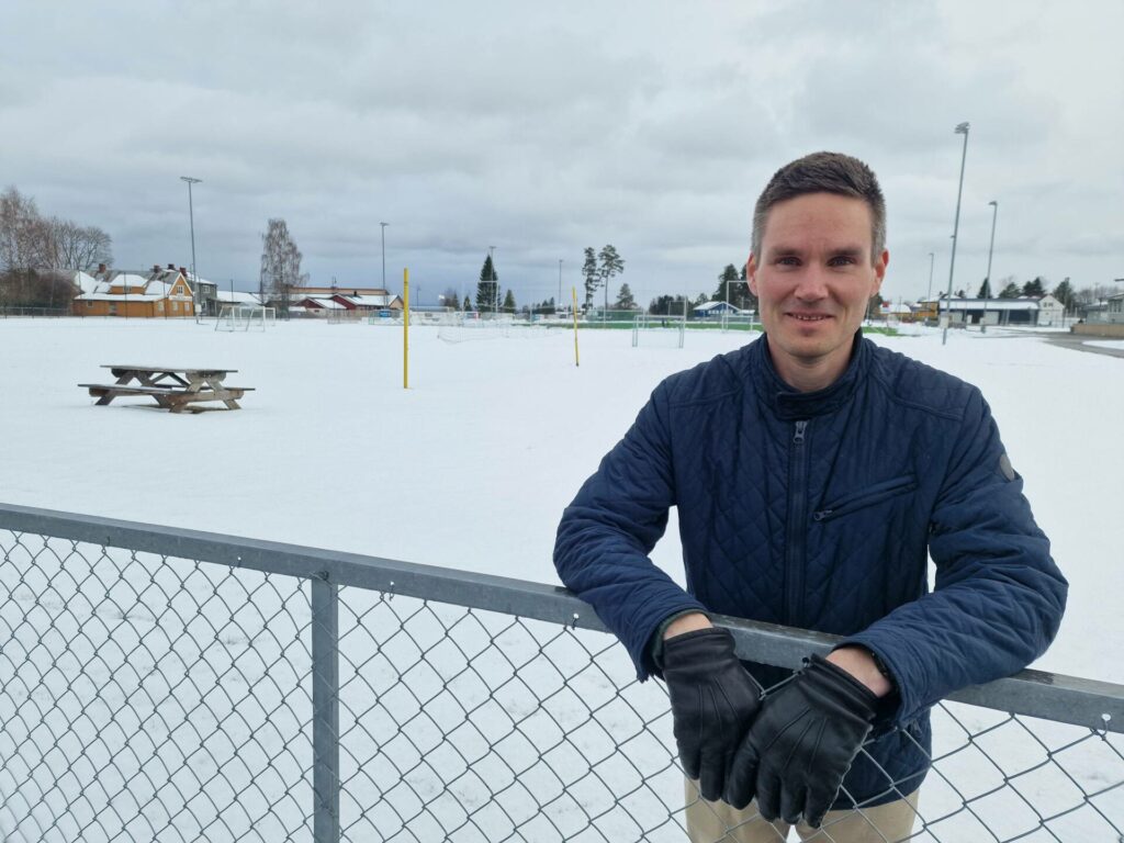 BYGGER NED FOTBALLBANENE: Volleyballbanene ved Bjørkheim ryker til fordel for en ny flerbrukshall. Carl Christian Heiberg leder prosjektet for Flisa Allianseidrettslag.