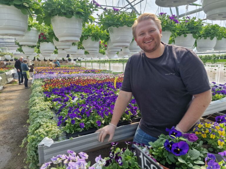 STELLES MED: Eirik Lande er én av dem som steller med blomster og planter hos Grindaker Gartneri på Sletta. Nå er årets sesong i gang.