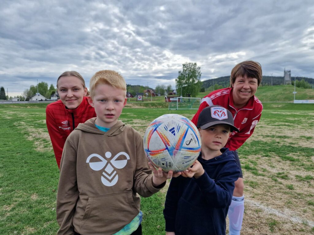 KLARE: Gustav Strætkvern Myrvang (til venstre) og Marius Flismyren Mobakk er klare for årets fotballskole. Det er også instruktørene fra damelaget, Kajsa Villadsen (til venstre) og Anne-Grethe Hansen.