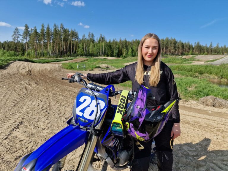 VIL HA FLERE MED: Erika Telle-Sparby (17) håper flere jenter kan la seg lokke til å prøve motocrossbanen på Haslemoen. Selv har hun kjørt crosser i et par år nå.