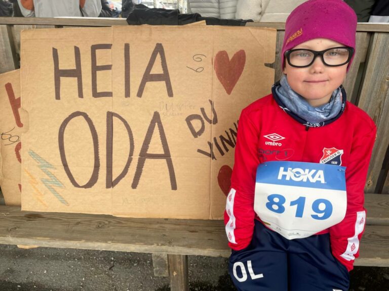 KLAR FOR LØP: Oda (7) gledet seg til barneløpet skulle begynne. Foto: Adele Dragsnes