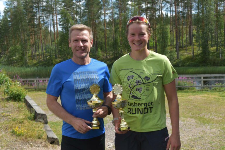 FØRST I MÅL: Vinnere ble Rune Svartvadet fra Eika Elverum og Ingeborg Håkonsen fra Kjellmyra. Foto: Risberget Turforening.