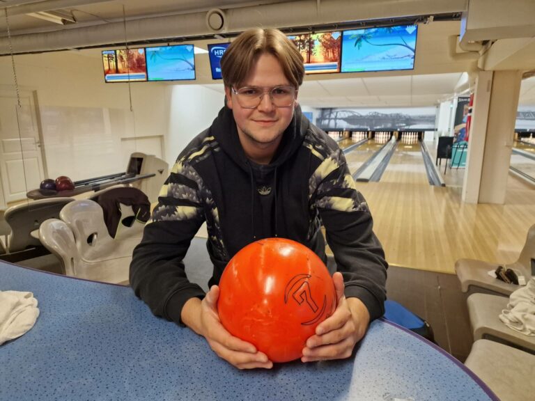 VIL HA UNGE MED: Jørgen Mathiesen i Solør Bowlingklubb har kula klar, og håper mange barn og unge blir med på sesongens runde med ungdomsidrett.