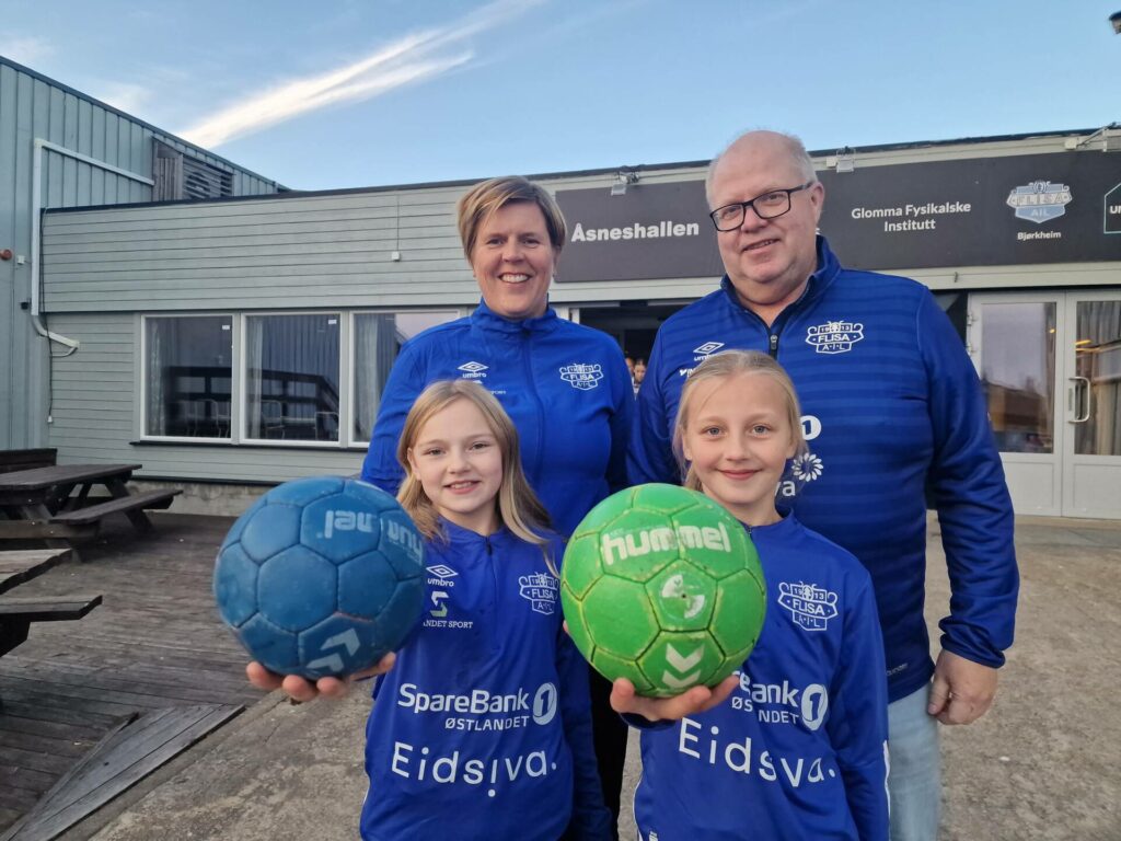 STARTER SESONGEN: Ida Fjeldseth (foran til venstre) og Malin Faraas er begge klare for håndballsesongen på J11-laget. Hanne Briskerud og Ivan Hallmann-Nyland håper på godt oppmøte fra publikum under torsdagens avkast.